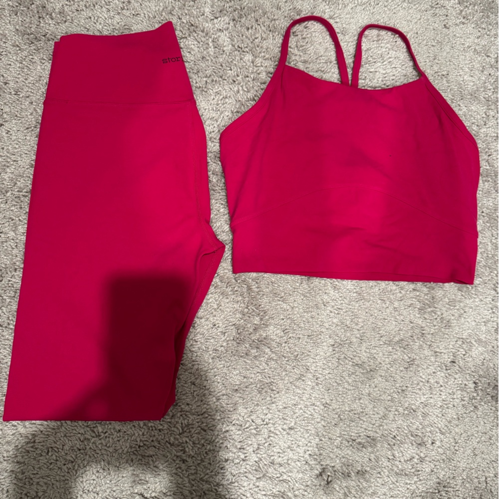 Stori Workout set in the color cerise